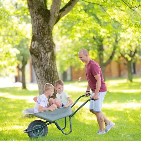 Im Obstgarten シャレー Lengau